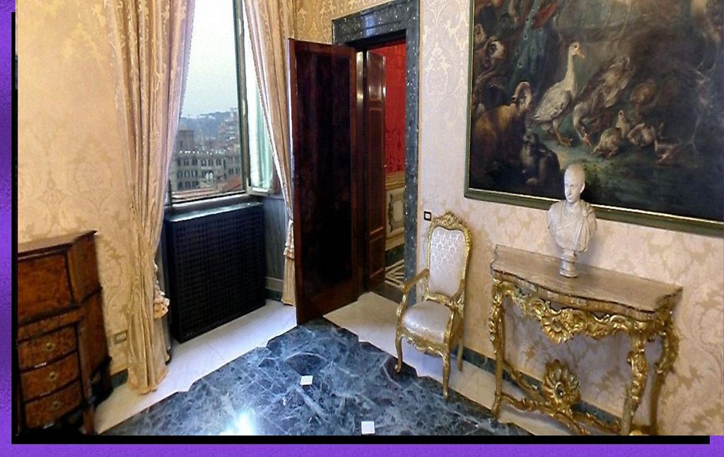 Având o remarcabilă măreție, inițial a fost sediu pontifical, apoi reședința oficialităților Italiei, iar în prezent reședința președintelui Republicii.