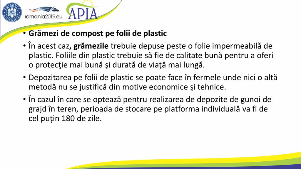 Grămezi de compost pe folii de plastic