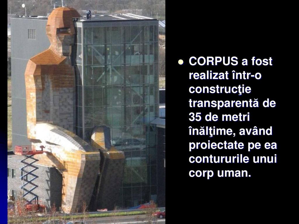 CORPUS a fost realizat într-o construcţie transparentă de 35 de metri înălţime, având proiectate pe ea contururile unui corp uman.